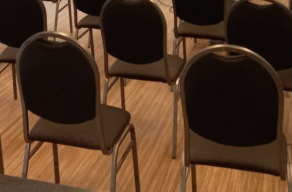 Stapelstoelen huren