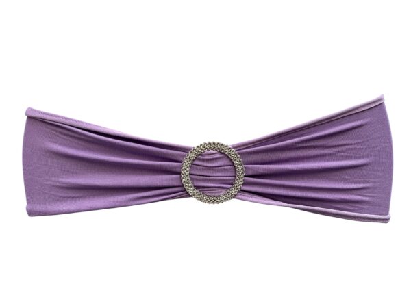 Paarse stoelstrik met broche