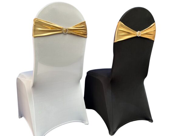 Goudesn stoelstrik op stackchairs met witte en zwarte stoelhoes